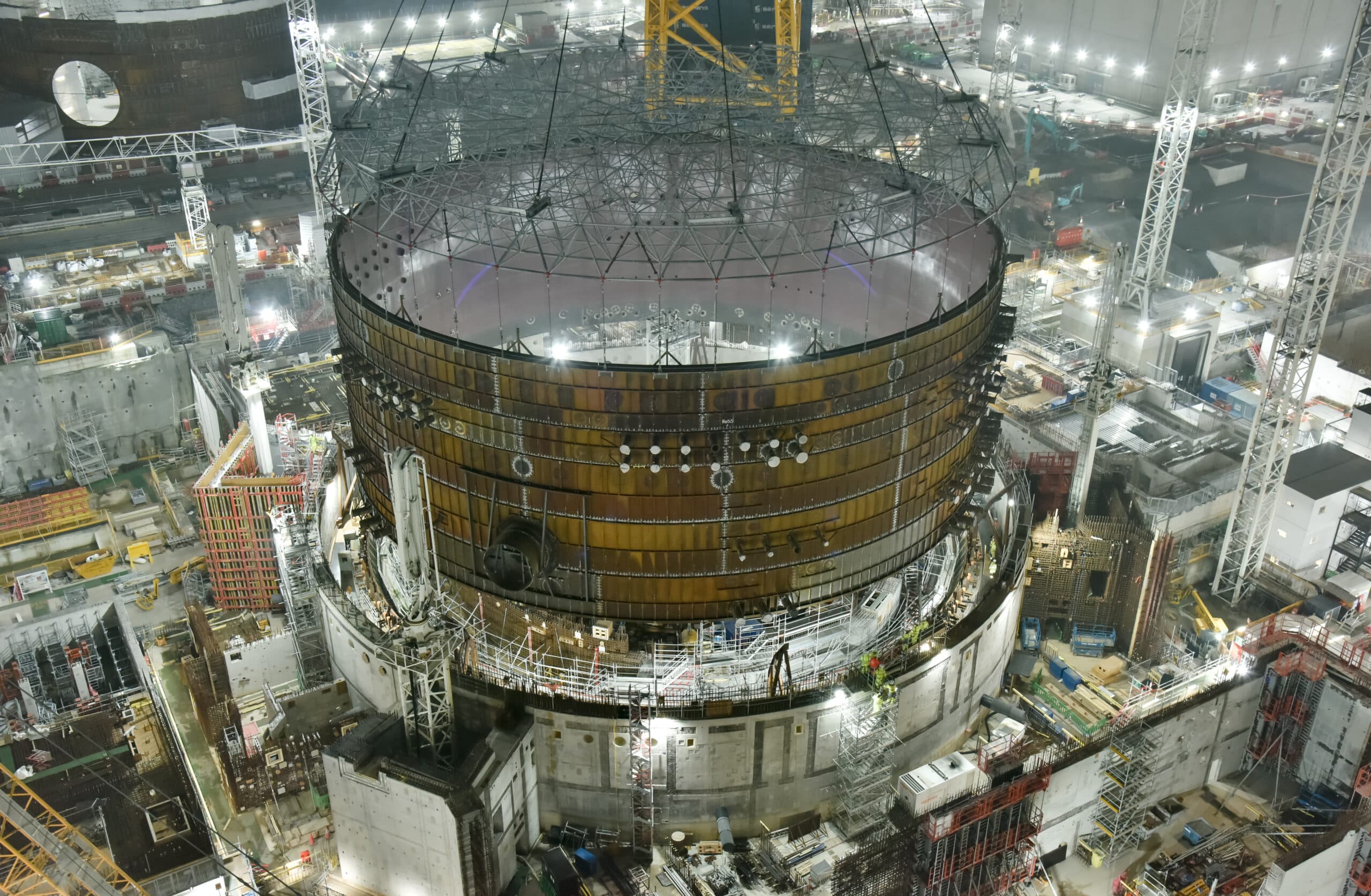 The world's biggest crane, 'Big Carl’, was in action again in mid-November, lifting the first huge steel ring section onto the second nuclear reactor building, just 11 months after the same operation on the first unit. The ring was built 25% more quickly than the same part on Unit 1.